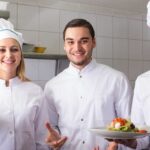 Non si trovano camerieri e chef neanche a pagarli oro