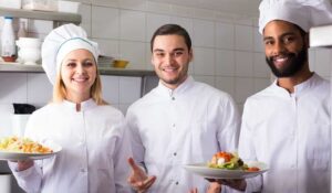 Non si trovano camerieri e chef neanche a pagarli oro