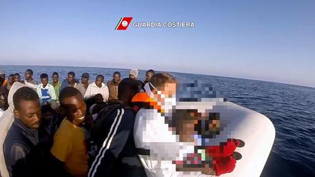 Migranti: presunto scafista fermato per sbarco ad Augusta