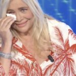 Mara Venier piange in diretta Tv dopo la paresi facciale