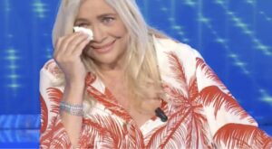 Mara Venier piange in diretta Tv dopo la paresi facciale