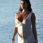 Belen incinta, mostra il pancione in trasparenza con abito bagnato
