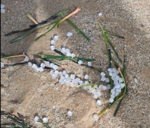 Spiaggia di Santa Maria del Focallo invasa da polimeri VIDEO