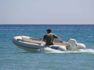 Alla Marza due ragazzi sul canotto rischiavano di annegare