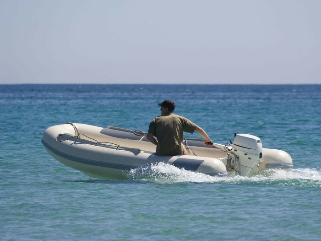 Alla Marza due ragazzi sul canotto rischiavano di annegare