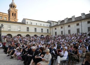 Festivaletteratura compie 25 anni e torna nelle piazze