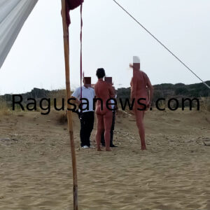 Nudi in spiaggia si lamentano perchè barca è troppo vicina alla riva