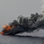 La nave della Guardia di Finanza in fiamme, mentre affonda in mare VIDEO
