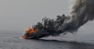 La nave della Guardia di Finanza in fiamme, mentre affonda in mare VIDEO