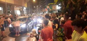 Migliaia di ragazzi accalcati in centro, venerdì notte a Siracusa, per seguire l’Italia agli Europei