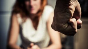 La figlia minorenne ha assistito allo sfregio della donna di Comiso
