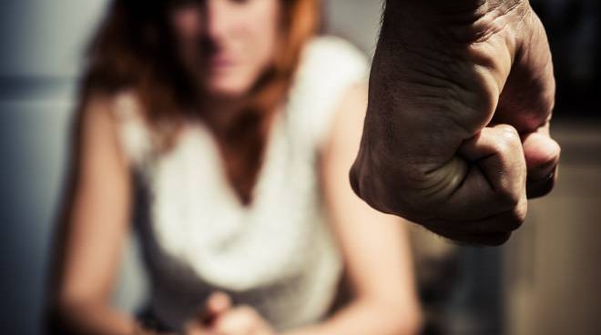 La figlia minorenne ha assistito allo sfregio della donna di Comiso