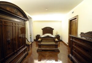 Il letto del Papa in Vaticano, ieri notte è rimasto vuoto