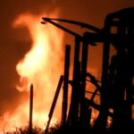 La Sicilia brucia, fiamme di notte anche a Marina di Acate VIDEO