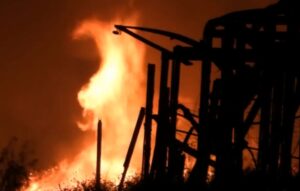 La Sicilia brucia, fiamme di notte anche a Marina di Acate VIDEO