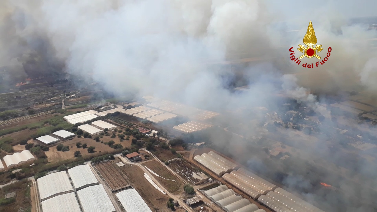 I canadair a Punta Ciriga, a Ispica, per un grosso incendio. VIDEO