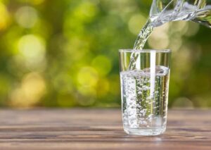 I 5 modi in cui bere acqua ci aiuta a dimagrire