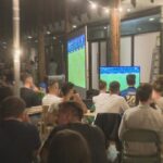 Ultimi preparativi per le strade e nei locali, in attesa della semifinale di stasera