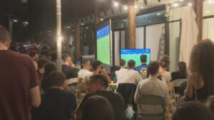 Ultimi preparativi per le strade e nei locali, in attesa della semifinale di stasera