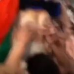 Si leva la maglietta, i tifosi la toccano VIDEO