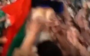 Si leva la maglietta, i tifosi la toccano VIDEO