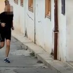 Striscia il badge e prosegue a fare jogging VIDEO