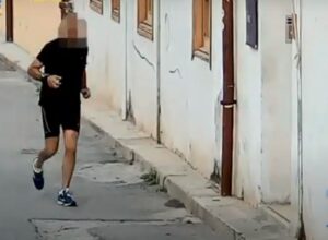 Striscia il badge e prosegue a fare jogging VIDEO