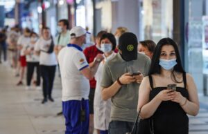 Gli anticorpi iniziano a diminuire dopo 6 mesi, si va verso un richiamo l’anno