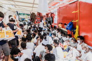 Migranti: Ocean Viking arrivata al porto di Augusta