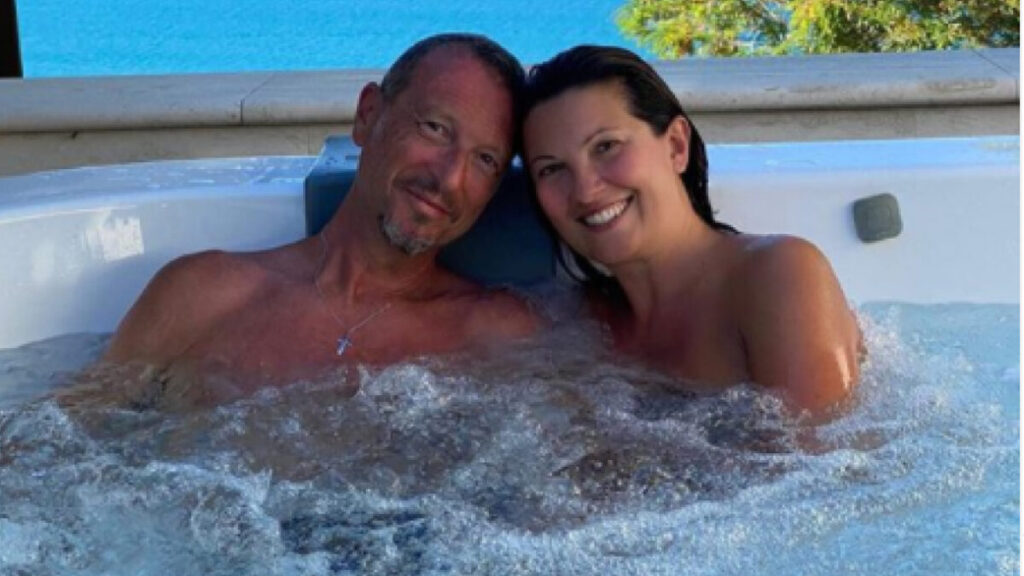 Amadeus in vacanza con la famiglia a Sciacca