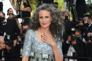 Andie MacDowell bellissima con i capelli bianchi a Cannes 2021