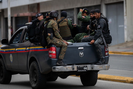 Venezuela: scontri gang-polizia, bilancio sale a 26 morti