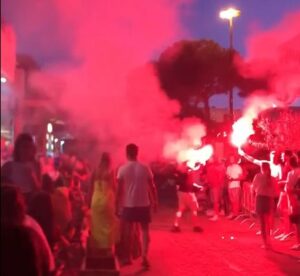 Caroselli in strada e assembramenti inevitabili ovunque