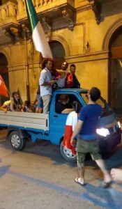 Un momento della parata notturna per le vie di Scicli, fotografata da un nostro lettore