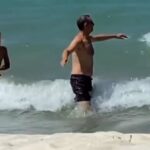 Amadeus a mollo col figlio, nel mare di Sciacca VIDEO