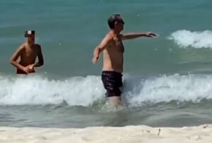 Amadeus a mollo col figlio, nel mare di Sciacca VIDEO