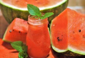 Cosa bere quando fa caldo: come idratarsi in estate