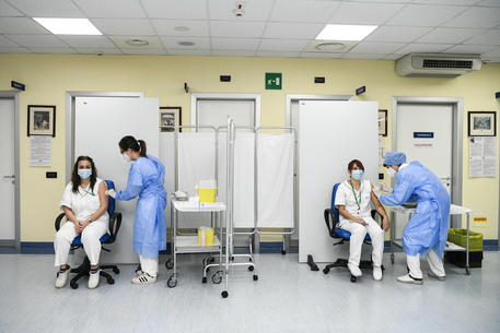 Vaccini: sospesi 177 operatori sanitari no vax a Pordenone