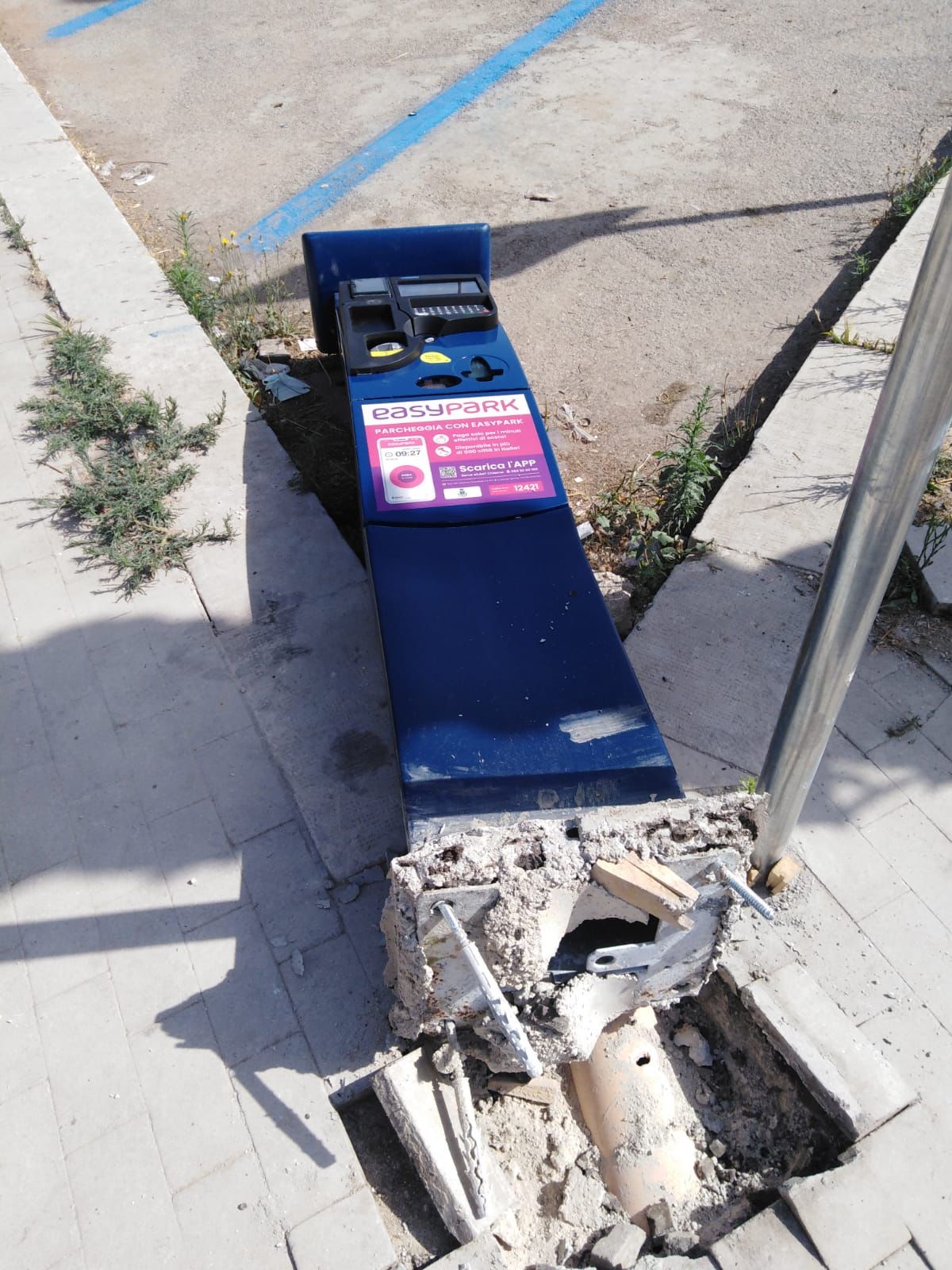Atto vandalico a Scoglitti, divelto un parcometro