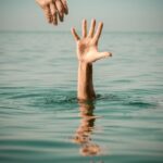 Scoglitti, sfiorata tragedia, bancario salva due donne