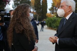 Nel coro delle Baccanti Mattarella abbraccia una Borsellino
