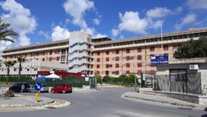 65enne al Maggiore per un'ernia, le perforano l'intestino e muore