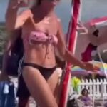 «Siete lesbiche, via dalla spiaggia»