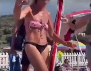 «Siete lesbiche, via dalla spiaggia»