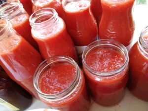 Ti vaccini contro il Covid? Meriti una passata di pomodoro