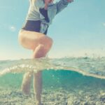 Wave walking: la camminata tra le onde è il nuovo sport dell’estate 2021