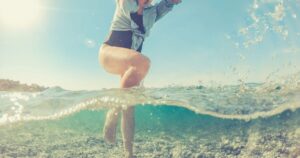Wave walking: la camminata tra le onde è il nuovo sport dell’estate 2021