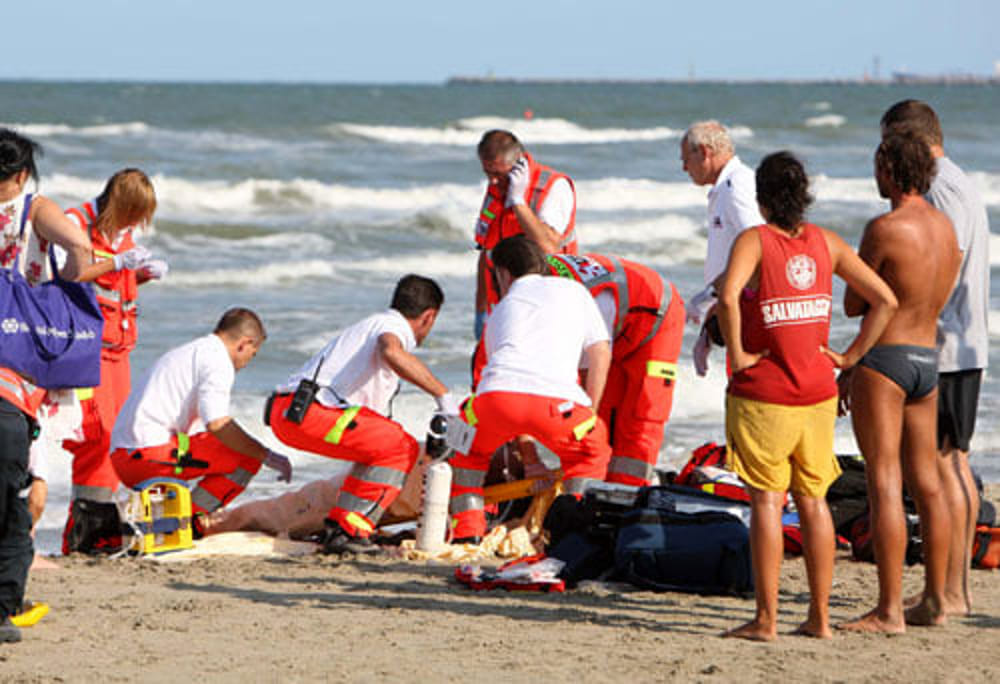 Bagnante muore in spiaggia a Scoglitti