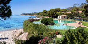 Incendio nel resort di Temptation Island: distrutta parte della struttura