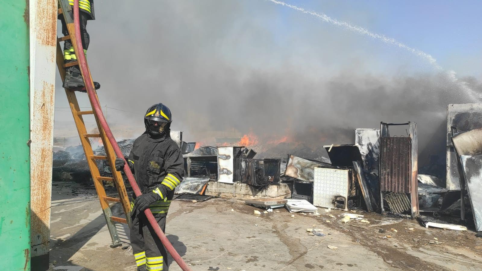 Incendio al Centro Comunale Raccolta rifiuti di Comiso. VIDEO